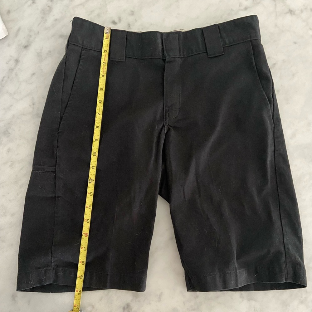 Dickies men’s shorts size 30 waist in true black. Slim fit, flat front